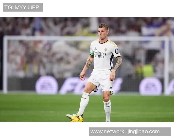 克罗斯在足球世界中的传奇之路与技术解析:从青涩少年到顶级中场巨星的成长历程 克罗斯在足球世界中的传奇之路与技术解析:从青涩少年到顶级中场巨星的成长历程